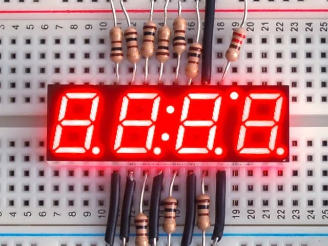 Красный 7-сегментный индикатор часов - высота цифр 0,39 дюйма