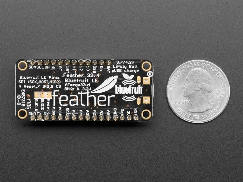 Adafruit Feather 32u4 Bluefruit LE со штабелируемыми головками в сборе