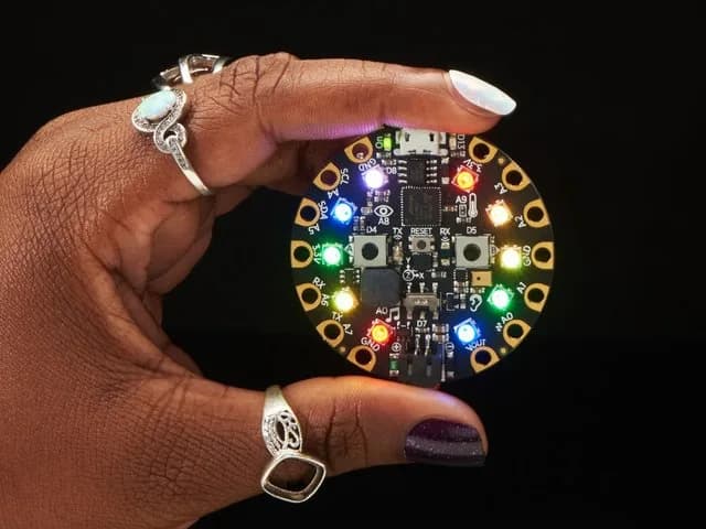 Circuit Playground Express – СТУДЕНЧЕСКОЕ ИЗДАНИЕ GH