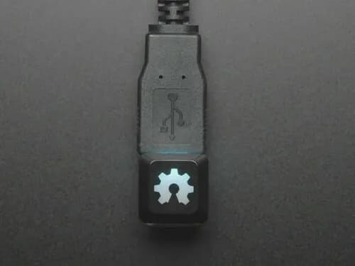 Светящаяся клавиатура с гравировкой и логотипом Gear с открытым исходным кодом